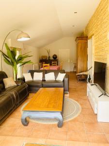 sala de estar con sofá y mesa en Maison de vacances tout confort, piscine privée & équipements uniques, DORDOGNE, en Lamonzie-Saint-Martin