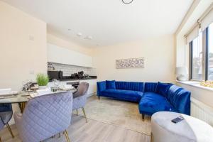 sala de estar con sofá azul y mesa en Prime Luxury, Heathrow, FreeParking, WiFi, Netflix, en Yiewsley
