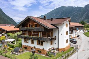 un'immagine di una casa in montagna di Freihaushof a Mayrhofen