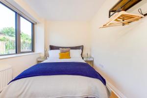 1 dormitorio con 1 cama grande en una habitación con ventana en Prime Luxury, Heathrow, FreeParking, WiFi, Netflix, en Yiewsley