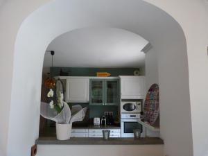 eine Küche mit einem Torbogen in der Mitte in der Unterkunft Superbe bas de Villa à 80m de la mer in La Seyne-sur-Mer