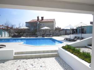 a swimming pool in the middle of a house at Resindenz Benni 7 mit beheiztem grossem Pool in Medulin