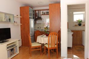 a kitchen and dining room with a table and chairs at Holiday House Granny Mary in Sutivan