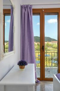 Gallery image of Elena Hara in Alikanas