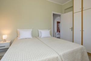 Gallery image of Elena Hara in Alikanas