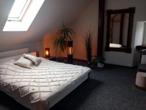 Кровать или кровати в номере Przystanek Szlakówka