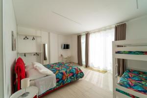 een slaapkamer met een bed en een stapelbed bij Nni Mia in Modica