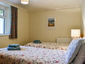 1 dormitorio con 2 camas y ventana en Poundhouse - Uk43496, en Lostwithiel