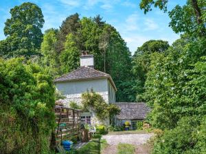 uma velha casa de campo no meio da floresta em Mill Barn em Askham