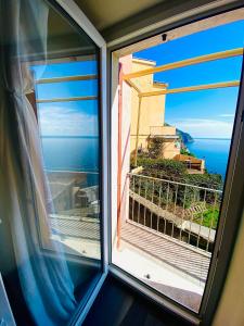 una ventana con vistas al océano en Le Storie di Manarola en Manarola