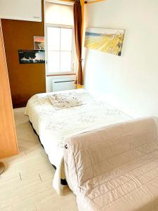 - 2 lits dans une chambre avec fenêtre dans l'établissement Studio 200 mètres plage -Côte des basques-, Biarritz, à Biarritz
