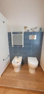 un baño con inodoro y bidé en Las Mariposas, en Agrigento