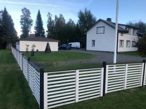 a white picket fence in front of a house at Villa Kipakka in Kihniö