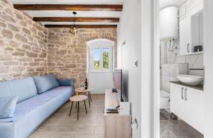 ズラリンにあるHouse AnaDora with pool - Zlarinの青いソファとテーブルのあるリビングルーム +47枚の写真