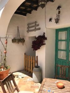 ベヘール・デ・ラ・フロンテーラにあるCasa Aguamarinaのダイニングルーム(テーブル、緑のドア付)