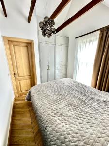 - une chambre avec un lit et une fenêtre dans l'établissement D&A Apartamentai, à Palanga
