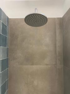 łazienka z prysznicem z głowicą prysznicową w obiekcie Nissiotiko Hotel w mieście Drios