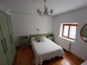 ein Schlafzimmer mit einem weißen Bett und einem Fenster in der Unterkunft VUT Corea324 in Caboalles de Abajo