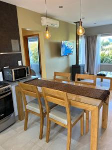 een keuken met een houten tafel met stoelen en een fornuis bij Alto San Andres in San Andres de las Sierras