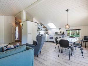 een woonkamer met een tafel en stoelen en een keuken bij Holiday home Fanø CCVIII in Fanø