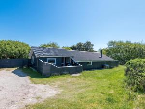 een blauw huis met een tuin ervoor bij Holiday home Fanø CCVIII in Fanø