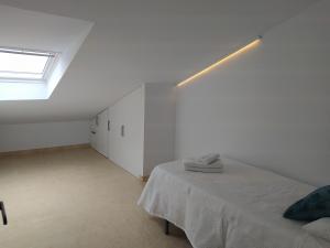 um quarto branco com uma cama e uma clarabóia em Paraiso de Nerja em Nerja