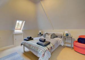 1 dormitorio con cama con almohadas y ventana en Ruth's en Charminster