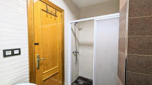 A bathroom at Los Caňos II - Calm Home - Option cheap parking