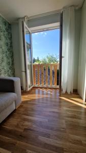 派爾努的住宿－Kivi Residence，带沙发和滑动玻璃门的客厅