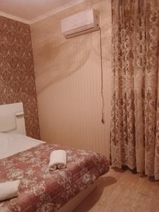 Rúm í herbergi á Tamuna Guest House