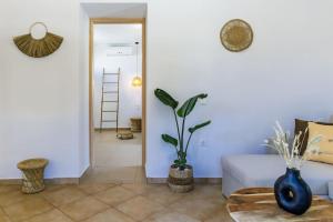sala de estar con sofá y planta en Villa Koukounaria, en Skopelos Town