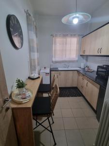 Kuhinja ili čajna kuhinja u objektu Piraeus open view Appartment