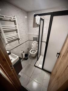 A bathroom at Gold Corner Hotel