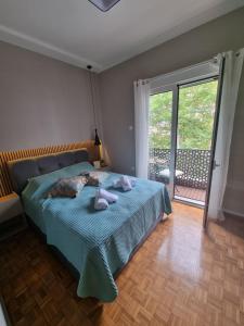 sypialnia z łóżkiem z ręcznikami w obiekcie Piraeus open view Appartment w Pireusie