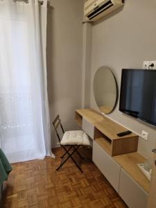 TV i/ili multimedijalni sistem u objektu Piraeus open view Appartment