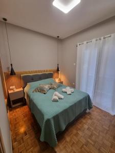 Katil atau katil-katil dalam bilik di Piraeus open view Appartment
