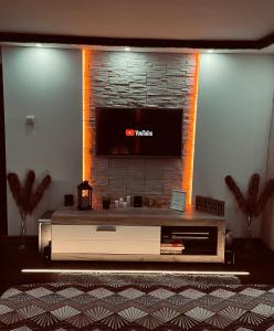 Una televisión o centro de entretenimiento en Apartman Podroom