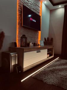 Una televisión o centro de entretenimiento en Apartman Podroom