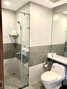 een badkamer met een toilet en een glazen douche bij Skylux homestay Ecopark Hung Yen in HÆ°ng YÃªn