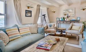 Posezení v ubytování Enchanting Harbourside Cottage with Panoramic Views