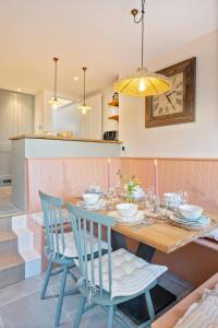 Kuchyň nebo kuchyňský kout v ubytování Enchanting Harbourside Cottage with Panoramic Views