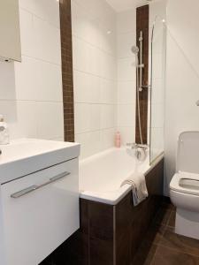 Baño blanco con lavabo y aseo en Central Location 2 bed flat, Zone II, London NW6 en Londres