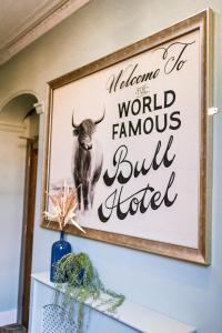 een foto van een stier op een muur bij The Bull Hotel in Stony Stratford