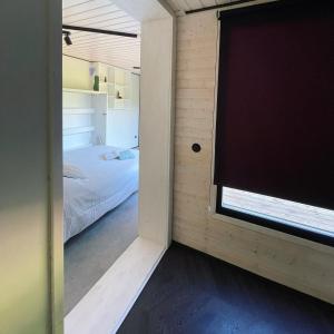 Cette chambre dispose d'une fenêtre et d'un lit. dans l'établissement Kaasiku-Liiva Talu, à Jõgela