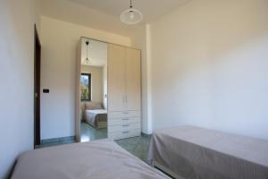 sypialnia z 2 łóżkami i lustrem w obiekcie Przytulny apartament w Belvedere Marittimo w mieście Belvedere Marittimo