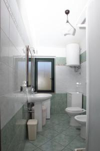 a bathroom with a sink and a toilet at Przytulny apartament w Belvedere Marittimo in Belvedere Marittimo