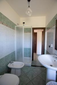 y baño con ducha, lavabo y aseo. en Przytulny apartament w Belvedere Marittimo, en Belvedere Marittimo