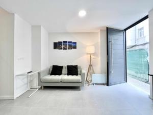 拉科魯尼亞的住宿－Apollo Project Coruña，白色的客厅配有沙发和桌子