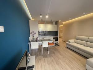 sala de estar con sofá y mesa en una habitación en City center Apartment 1 en Tirana