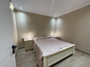 een slaapkamer met een bed en twee lampen op twee nachtkastjes bij City center Apartment 1 in Tirana